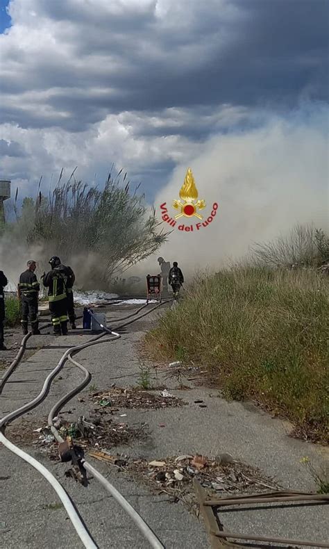 Roma Incendio In Discarica Abusiva A Tor Sapienza Colonna Di Fumo