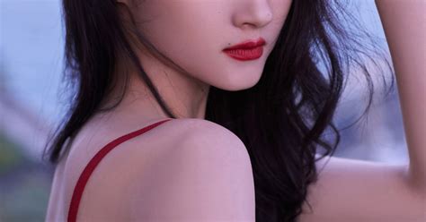 China Entertainment News: Guan Xiaotong poses for photo shoot