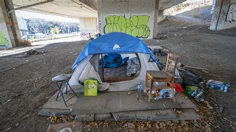 Sursis Pour Les Occupants Dun Campement De Sans Abri Sous Lautoroute