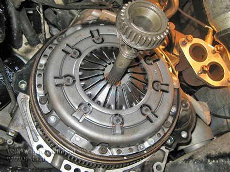 Замена сцепления VW Passat B5+ снятие коробки передач 01W