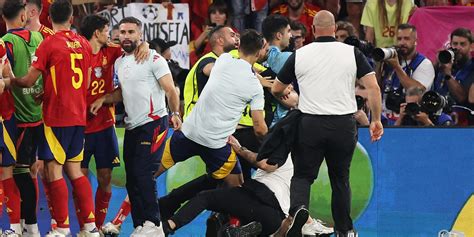 Incredibile Morata Uno Steward Gli Scivola Addosso E Gli Fa Male Al