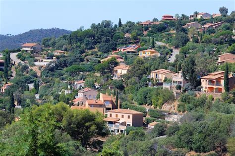 Vista lateral alta bela vila no sul da frança bormes les mimosa village