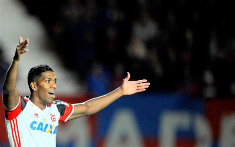 Berrío cai nas graças da torcida do Flamengo FlaResenha