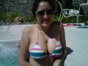 Embarrassed Her Bikini Is Too Small Porno Foto