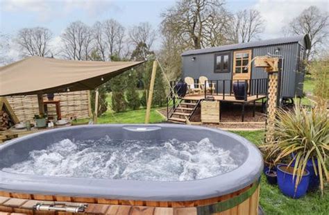 Lodges Log Cabins With Hot Tubs In England Last Minute Cottages