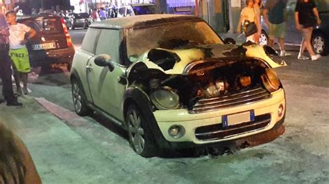 Reggio Calabria Paura Nella Notte A Gallico Auto Prende Fuoco