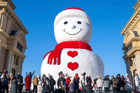 Harbin de Dev Kardan Adam Turistlerin İlgi Odağı Oldu Haberler