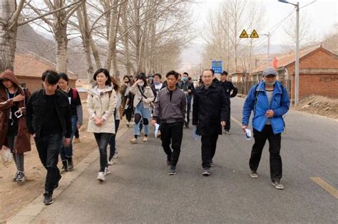 《我们在行动》公益大使到达河北丰宁，潘石屹认真思考贫困根源