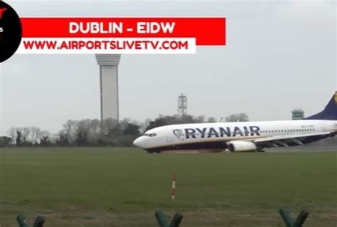 Atterraggio D Emergenza Per Un Volo Ryanair Scintille In Pista