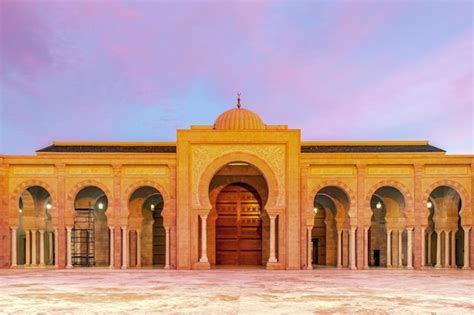 Mezquita malik ibn anas una mezquita histórica en cartago túnez Foto