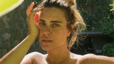 Carolina Dieckmann faz topless em piscina e chama a atenção