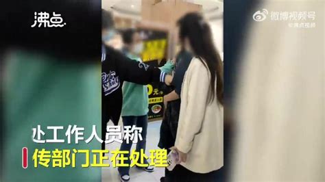 【郑州一高校男生鞋藏摄像头偷拍女生裙底被抓 校方保卫处：正在处理】4月7日，河南郑州，有学生爆料称郑州经贸学院一男子假装排队买饭，却将摄像头藏