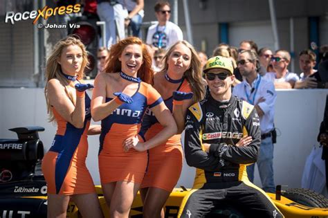 Foto Nico Hulkenberg In Goed Gezelschap Van Drie Grid Girls Racexpress