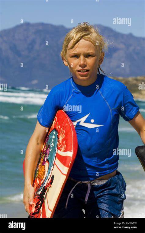 Garçon De 13 Ans à La Plage De Saleccia Banque De Photographies Et D