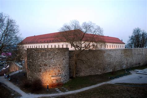 Datei Schloss Ostseite Mauer Linzwiki