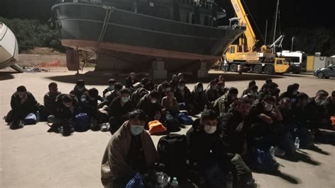 Migranti Doppio Sbarco In Calabria Arrivate 50 Persone A Crotone E 74