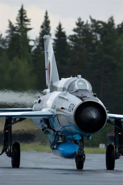 Маленький самолет на взлётно-посадочной полосе