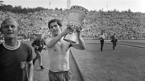 Historischer Pokalheld Gerd Müller wird auf DFB Pokal Walk of Fame