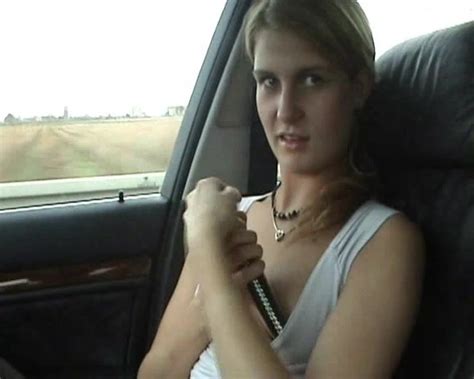 Une MILF Utilise Un Gode Dans La Voiture XHamster