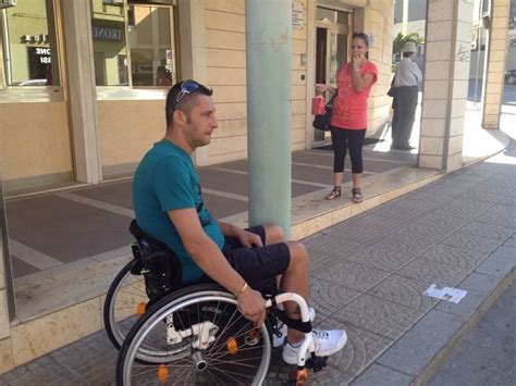 Cagliari Dramma Di Un Disabile Costretto Allo Slalom In Viale Trento