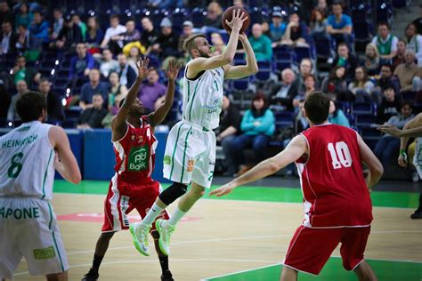 Uni Riesen Erreichen Runde Der Play Offs Urbanite Net