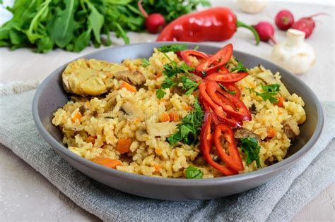 Prato Do Pilau Carne Cenouras Pepino Alho Em Uma Placa Foto De