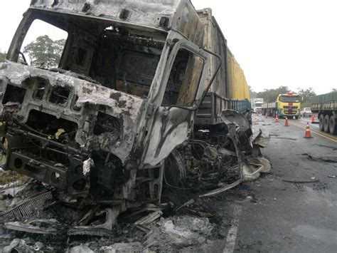 Pense Diferente Duas Pessoas Morrem Em Grave Acidente Entre Carro E