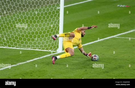 GIANLUIGI DONNARUMMA SAVES PENALTY, ITALY V SPAIN, 2021 Stock Photo - Alamy