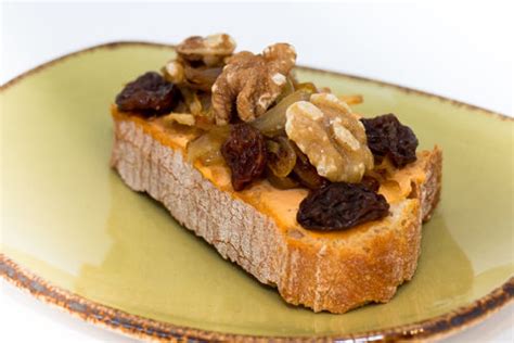 Tosta De Queso Cremoso Con Cebolla Caramelizada Nueces Y Pasas