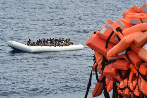 地中海で移民船転覆、100人死亡の恐れ 写真1枚 国際ニュース：afpbb News