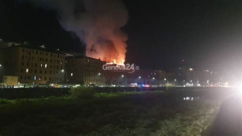 Spento L Incendio In Via Piacenza Il Tetto Dell Edificio Crollato