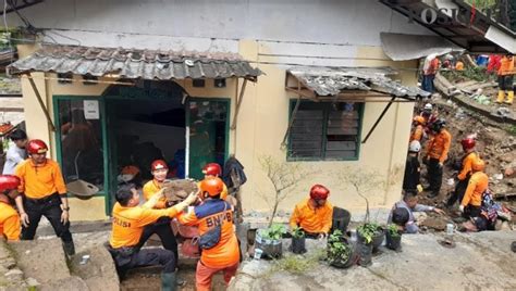 Proses Evakuasi Korban Longsor Di Bogor Selatan Lambat Karena Dilakukan