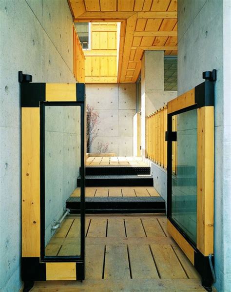 Great Combination of Wood and Concrete in a Courtyard House Design - Viahouse.Com