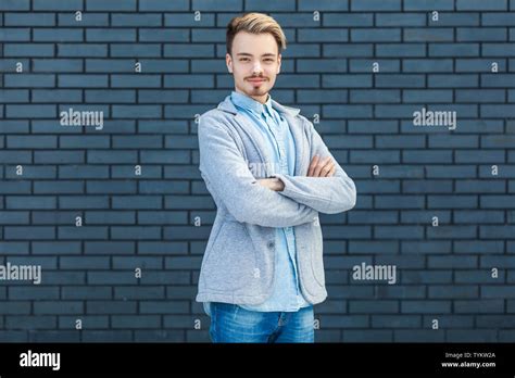 Jeune homme blonde Banque de photographies et dimages à haute résolution Alamy