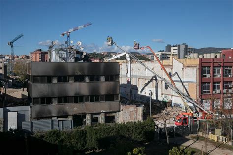 Comienza El Derribo De La Primera De Las Dos Naves Quemadas En Badalona