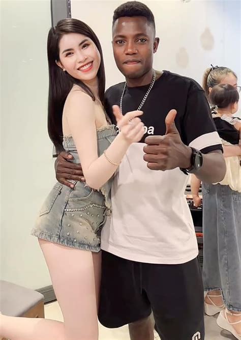 Danh tính hot girl chụp ảnh cùng Quang Linh đôi chân dài cực phẩm được so sánh với Thùy Tiên