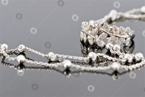 Серебряное кольцо с драгоценными камнями и тонкой серебряной цепочкой ...