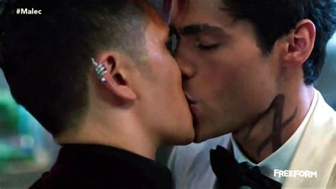 Magnus Bane And Alec Lightwood Alec Kisses Magnus ~shadow Hunter~1x12