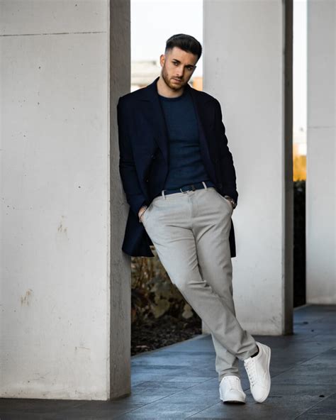 Marineblauer Peacoat und graue Chinos mit weißen Sneakers Hockerty