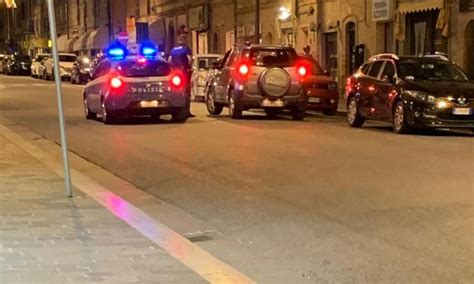 Macerata Auto Imbocca Corso Cairoli Contromano La Polizia Evita Il