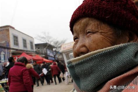 河南農村集市上80歲老人賣一種美食生意紅火，女兒說媽媽是活招牌 每日頭條