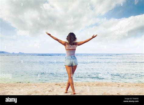 Femme bikini plage coucher de soleil Banque de photographies et dimages à haute résolution Alamy