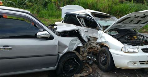 G1 Batida Entre Carros Deixa Feridos Na BR 267 Em Juiz De Fora