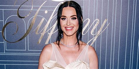 Katy Perry Combina Un Bikini De Crochet Que Deja Ver Debajo De Los Senos Con Musculosas Piernas