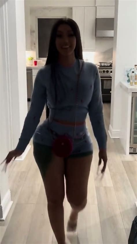 FAMOUS LATINA MILF SEXY WALK