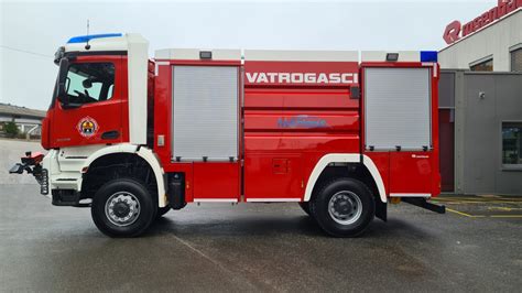 Gasilci Iz Monteputa Bogatej I Za Avtocisterno Rosenbauer