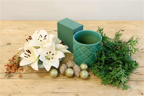 How to Create a Festive Christmas Arrangement - Rio Roses