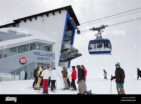 Skifahrer Und Valluga Bahn Mit Seilbahn Am Galzig Bergstation