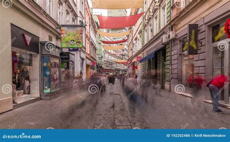 Caminar Por La Calle Peatonal Ferhadija Llena De Gente Timelapse