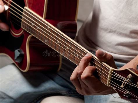 Hombre Que Toca La Guitarra Imagen De Archivo Imagen De Musical Roca